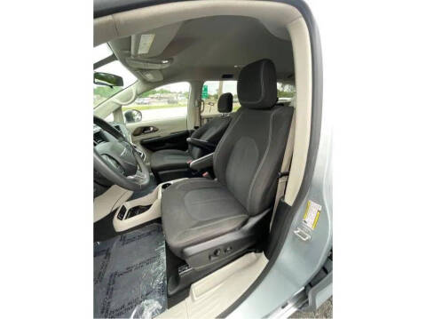 2022 Chrysler Voyager LX