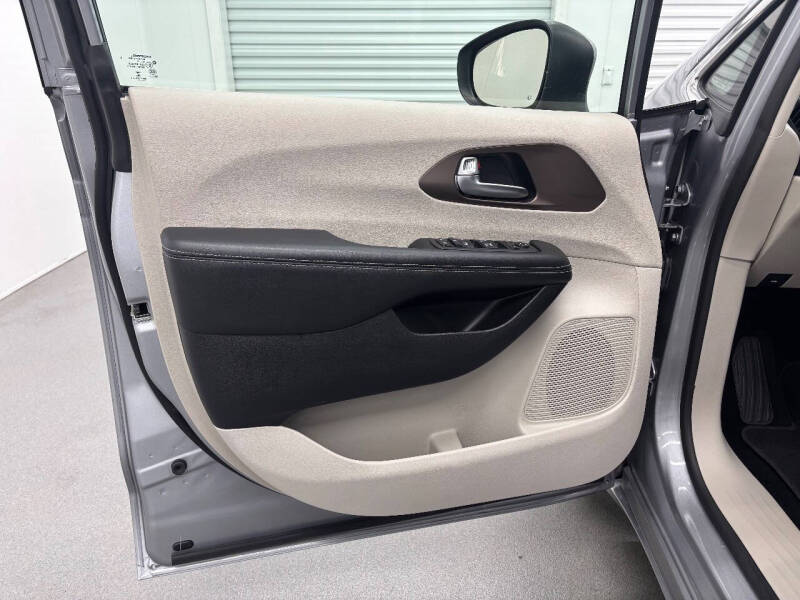 2021 Chrysler Voyager LX