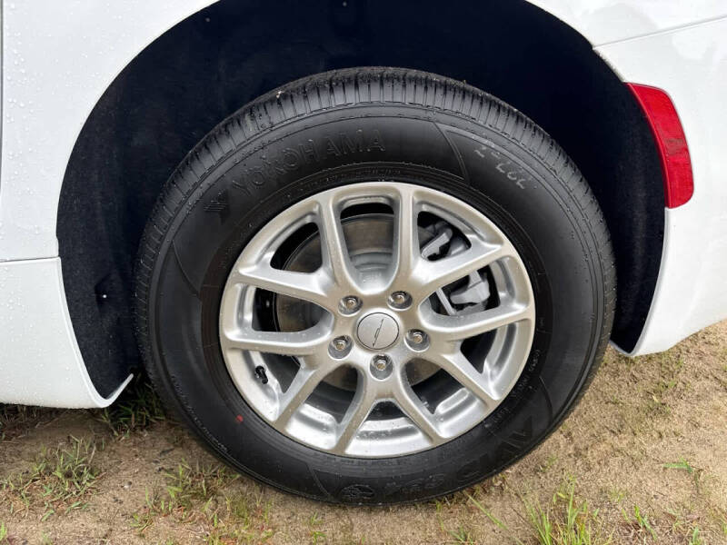 2027 Chrysler Pacifica Select
