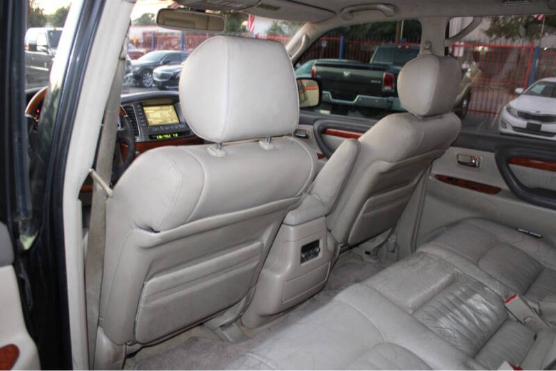 2003 Lexus LX 470 photo 11