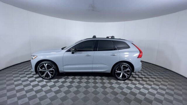 2025 Volvo XC60 B5 Ultra Dark Theme