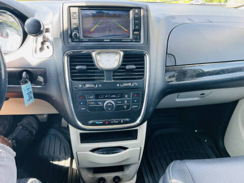 2012 Chrysler Town and Country Touring