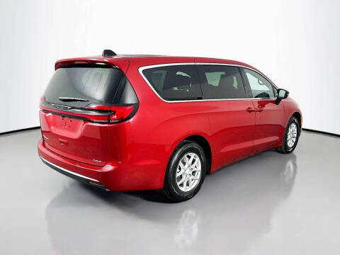 2027 Chrysler Pacifica Select