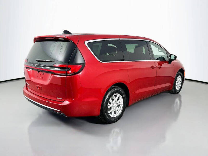 2027 Chrysler Pacifica Select