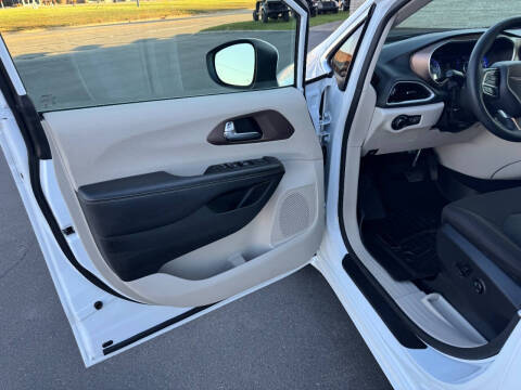 2022 Chrysler Voyager LX