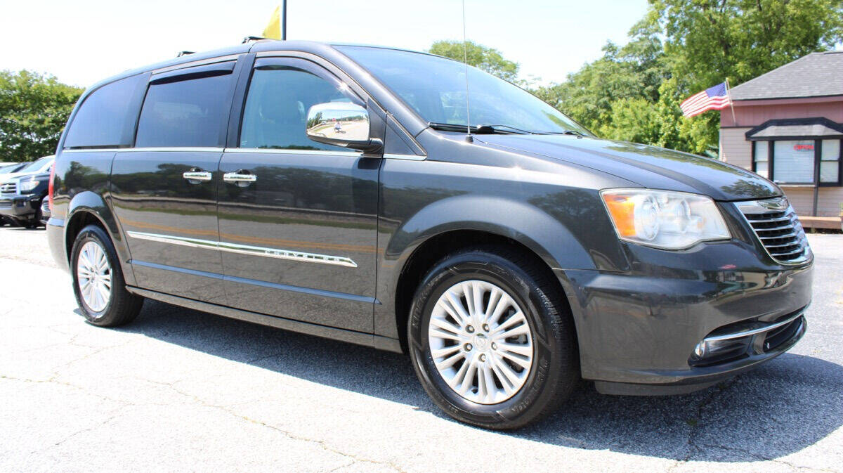2012 Chrysler Town & Country Limited FWD