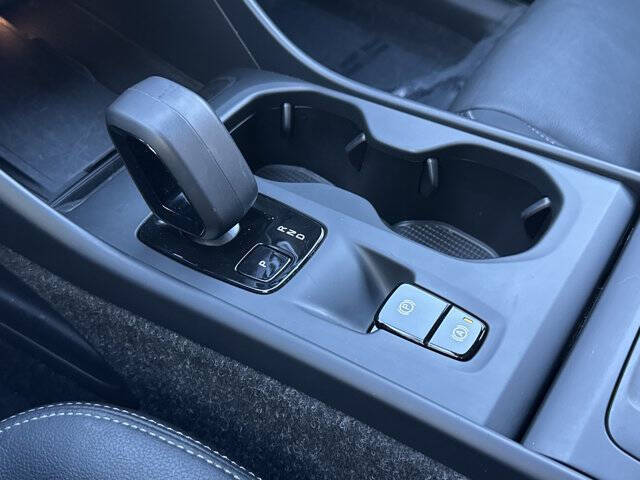 2025 Volvo XC40 B5 Core Bright Theme