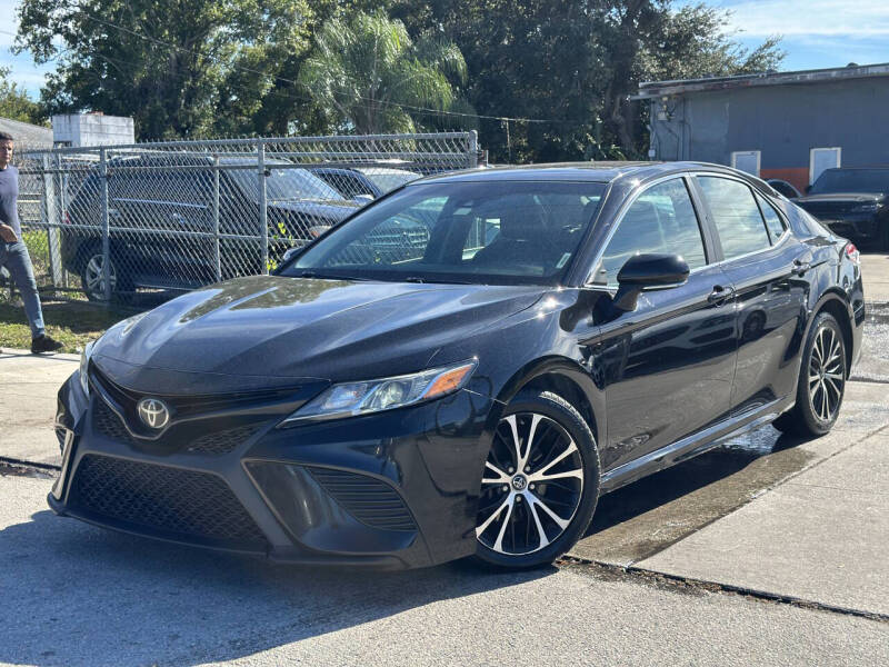 2018 Toyota Camry SE's photo