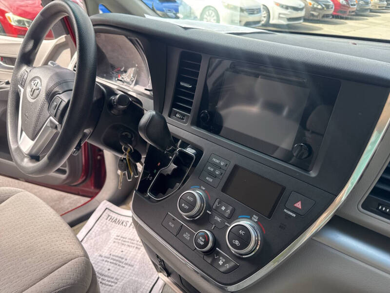 2015 Toyota Sienna LE 7-Passenger Auto Access Seat