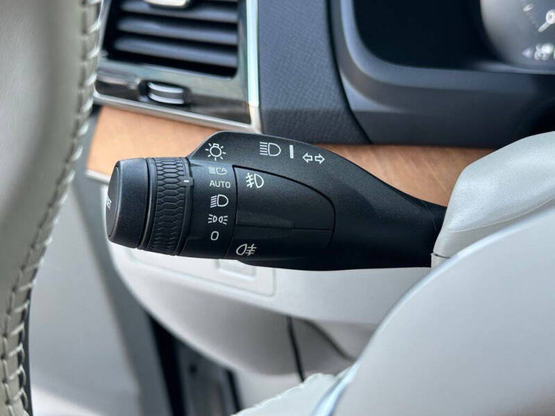 2022 Volvo XC90 T6 Momentum 7-Passenger