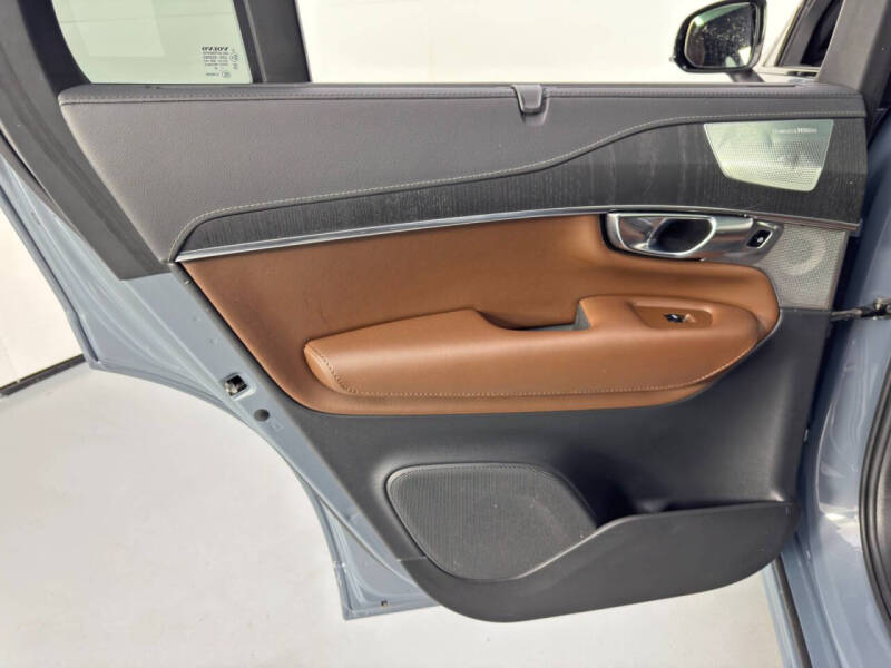 2023 Volvo XC90 Recharge T8 Ultimate Dark Theme