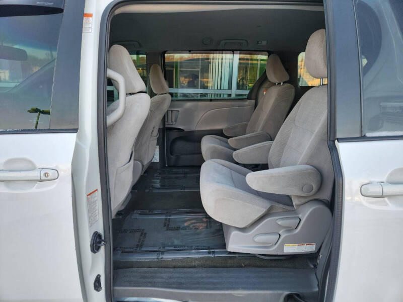 2017 Toyota Sienna LE 7-Passenger