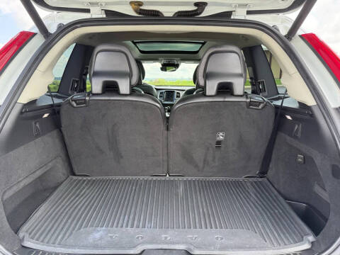 2020 Volvo XC90 T6 Momentum 6-Passenger