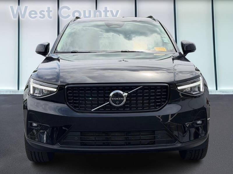 2025 Volvo XC40 B5 Plus Dark Theme