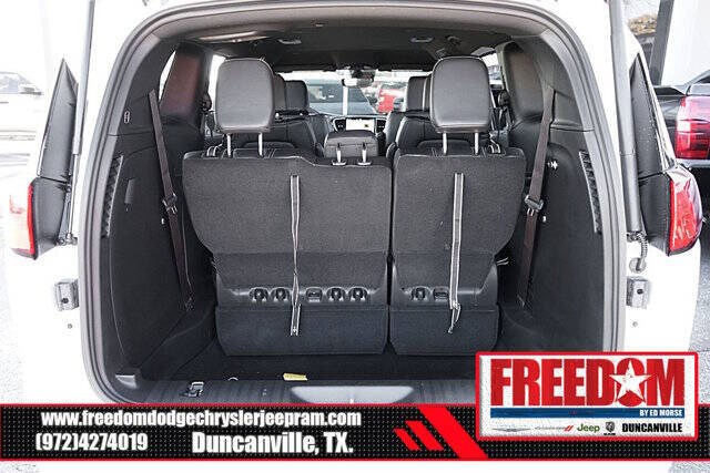 2025 Chrysler Voyager LX