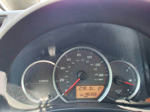 2012 Toyota Yaris 5-Door LE