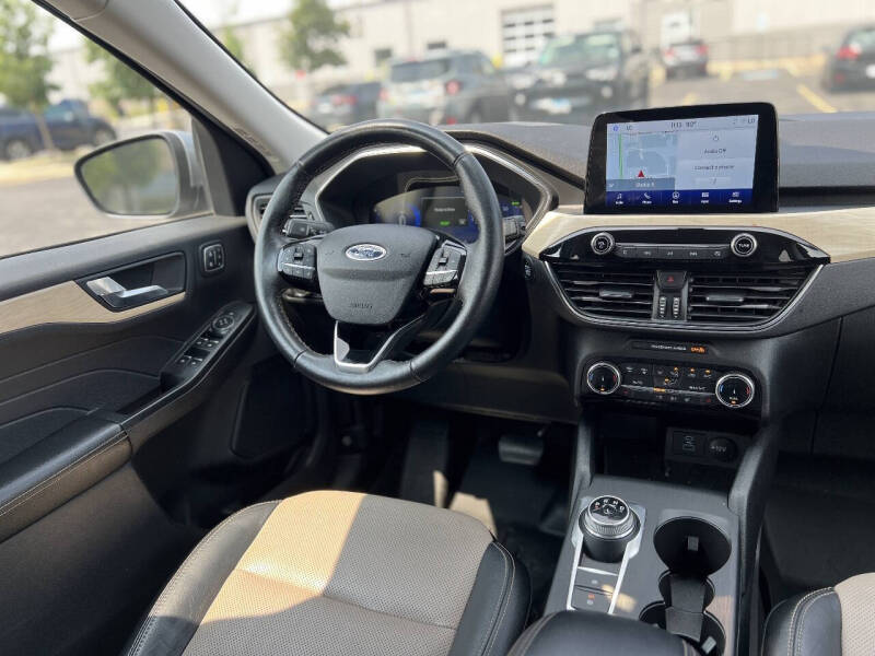 2022 Ford Escape Hybrid Titanium