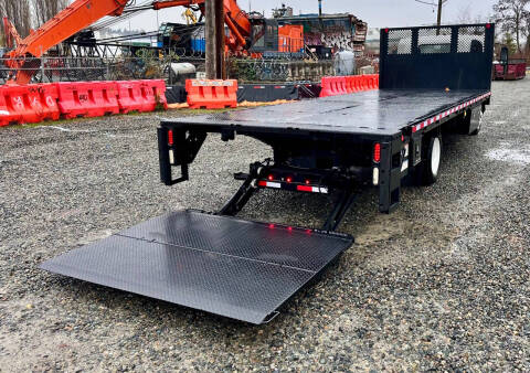 2015 Isuzu NRR  23' Flatbed + Lift Gate