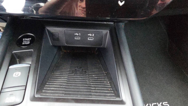 2025 Nissan Kicks SR