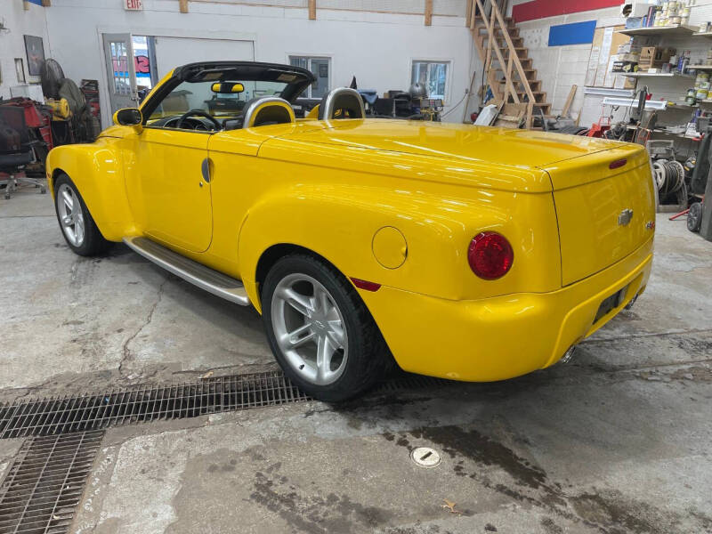 2004 Chevrolet SSR LS photo 5