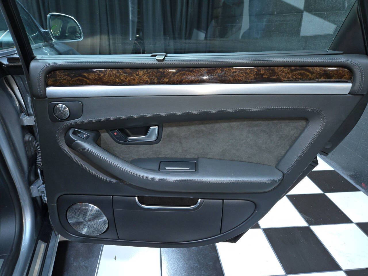 2008 Audi S8 52