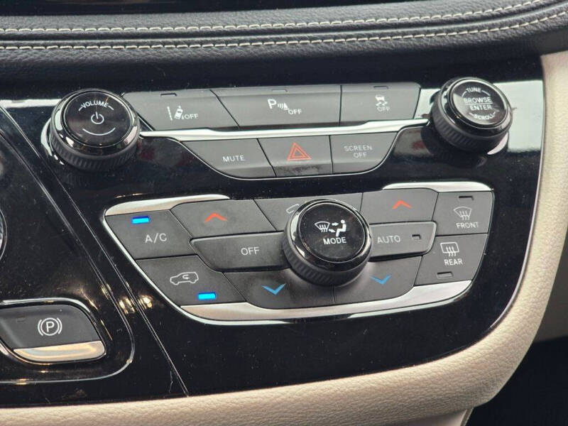 2024 Chrysler Pacifica Plug-In Hybrid Select