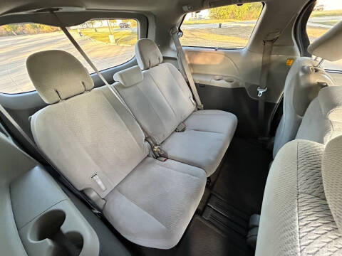 2013 Toyota Sienna LE 8-Passenger