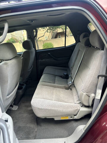 2004 Toyota Sequoia SR5