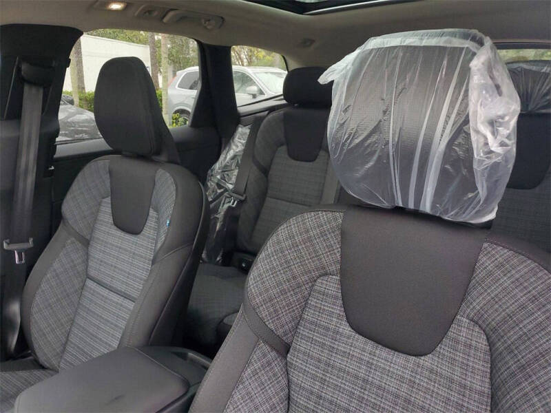 2025 Volvo XC60 B5 Core Dark Theme