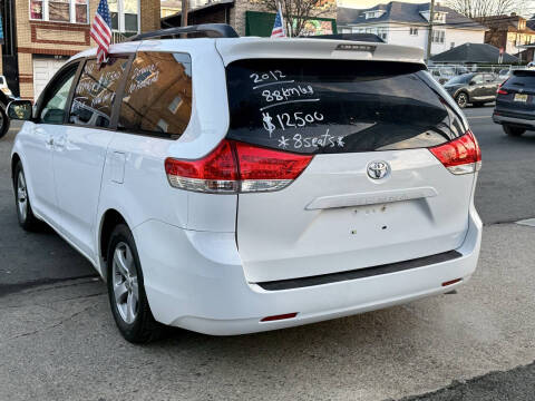 2012 Toyota Sienna LE 8-Passenger
