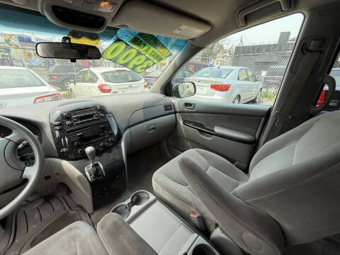 2005 Toyota Sienna LE 7 Passenger