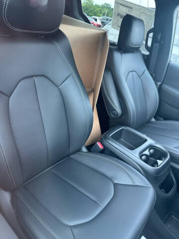 2025 Chrysler Pacifica Select