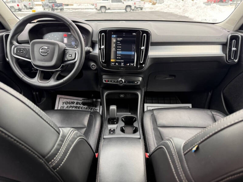 2022 Volvo XC40 T5 Momentum