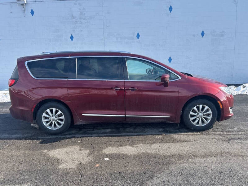 2019 Chrysler Pacifica Touring L's photo