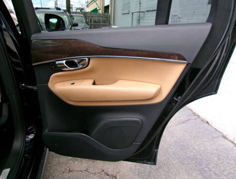 2016 Volvo XC90 T6 Momentum