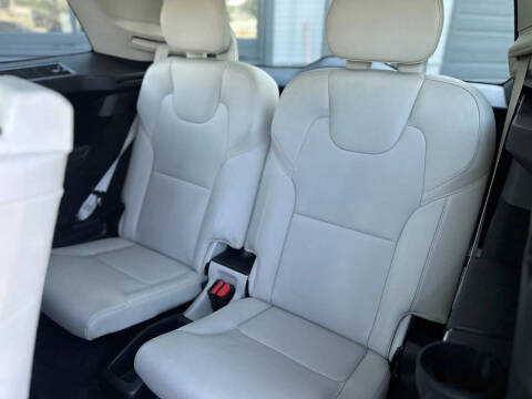 2017 Volvo XC90 T6 Momentum