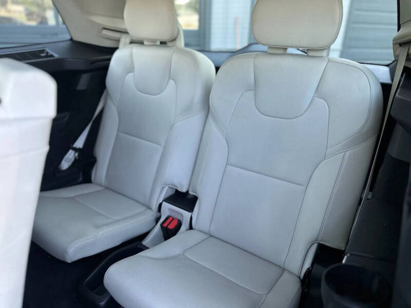 2017 Volvo XC90 T6 Momentum