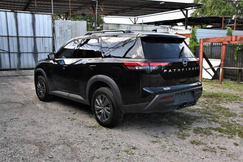 2022 Nissan Pathfinder SV