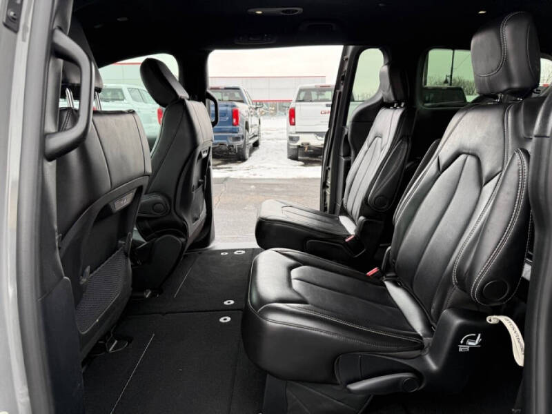 2025 Chrysler Pacifica Select