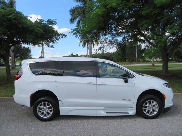 2024 Chrysler Pacifica Touring L