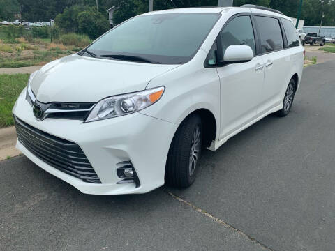 2018 Toyota Sienna for sale at ONG Auto in Farmington MN