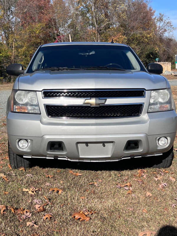 2010 Chevrolet Suburban LT's photo