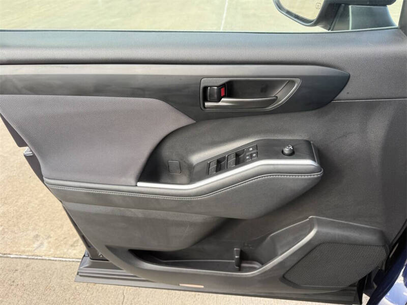 2025 Toyota Highlander LE