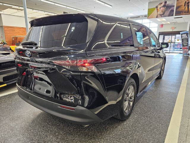 2023 Toyota Sienna LE 8-Passenger