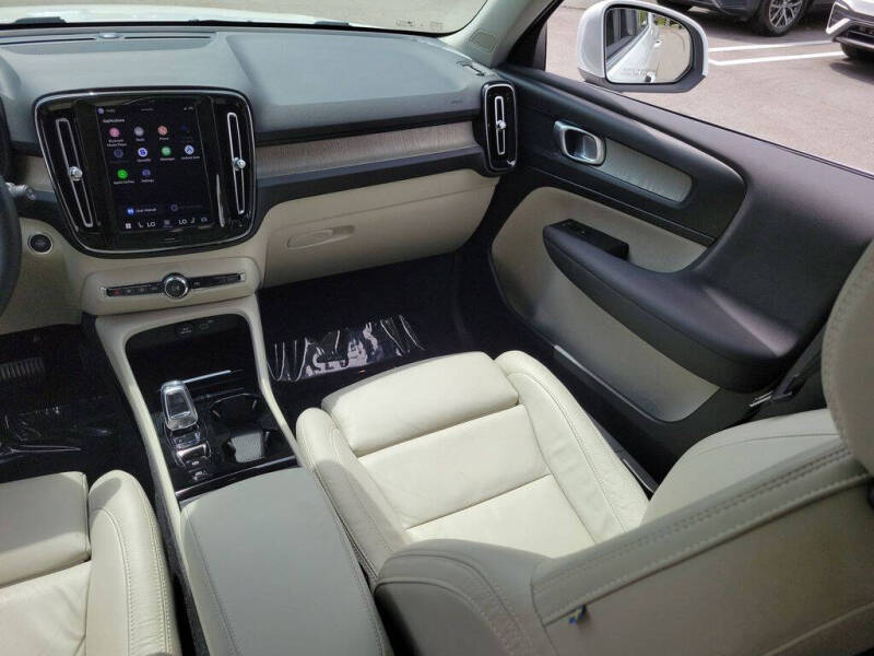 2023 Volvo XC40 B5 Plus Bright Theme