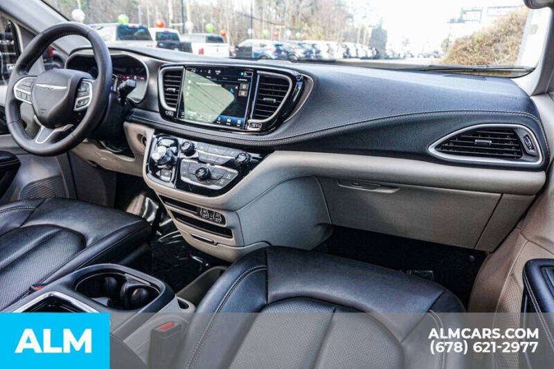 2024 Chrysler Pacifica Plug-In Hybrid Select