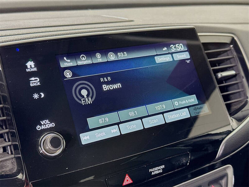 2019 Honda Pilot Touring w/Rear Captain's Chairs