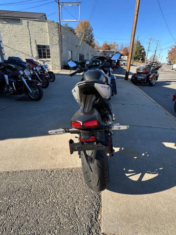 2024 Suzuki GSX800FRQM4 GSX-8R