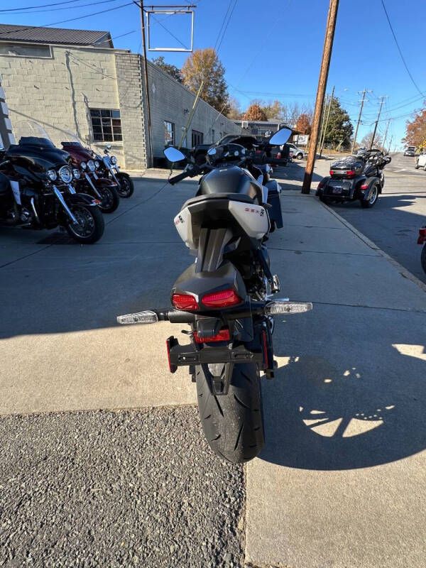 2024 Suzuki GSX800FRQM4 GSX-8R