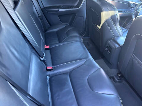 2016 Volvo XC60 T6 Drive-E R-Design Platinum